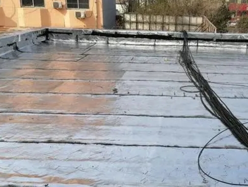 钦州市卫生间漏水维修公司分享下钦州市屋面楼顶防水刚性防水层施工要点。